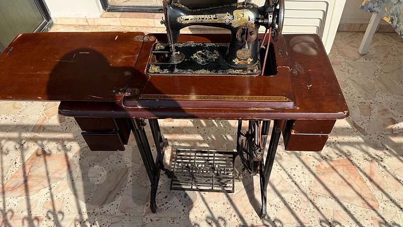 ماكينة خياطة l انتيك مع طاولة - l Sewing Machine