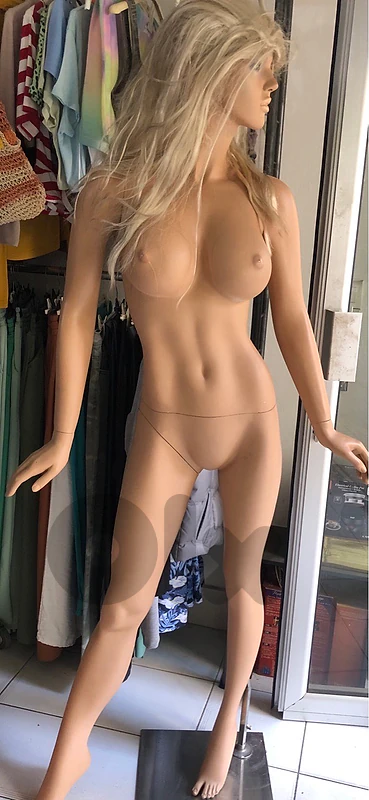 women manequin with stand