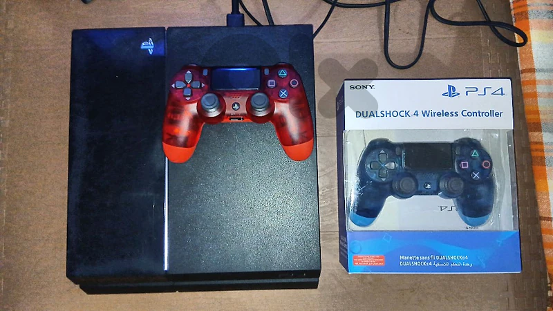 PS4 Fat 500GB + 6 Games + 2 Controllers