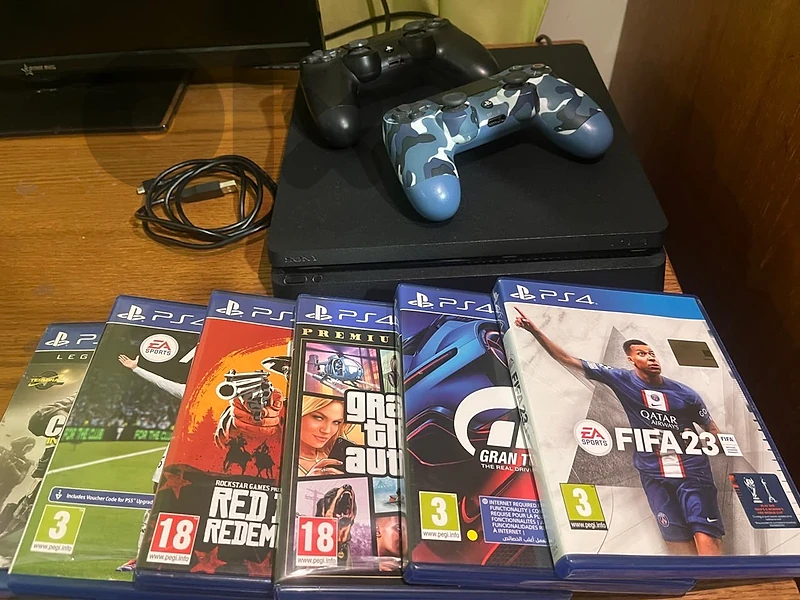 PS4 Slim Used Like new in a very good condition