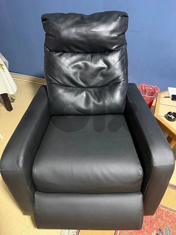 كرسي إسترخاء Recliner جلد طبيعي شبه جديدة