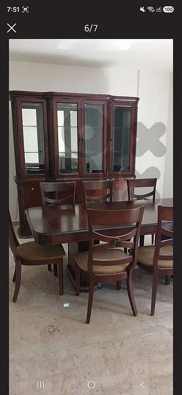طاولة سفرة مع درسوار و ٨ كراسي
شبه جديدة