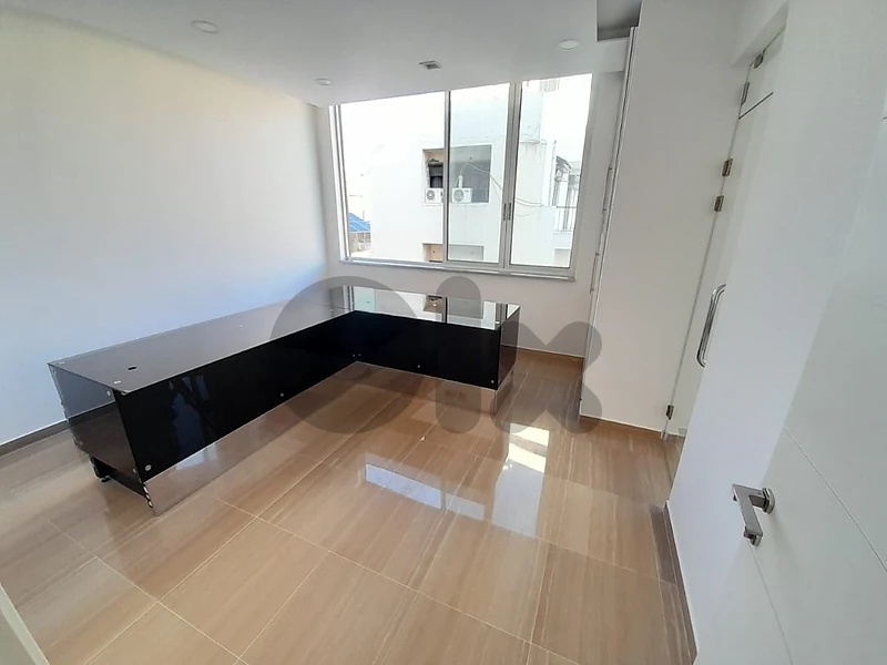 Office for rent in Furn el Chebbakمكتب للايجار في فرن الشباك