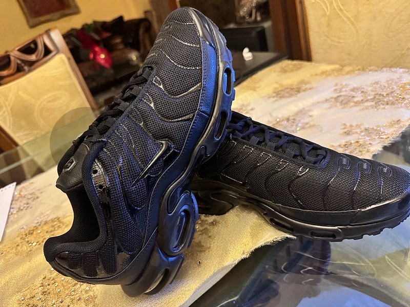 BLACK NIKE TN SHOES