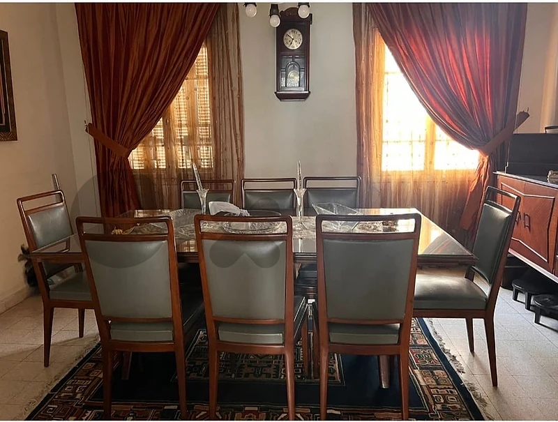 طاولة سفرة مع عشر كراسي