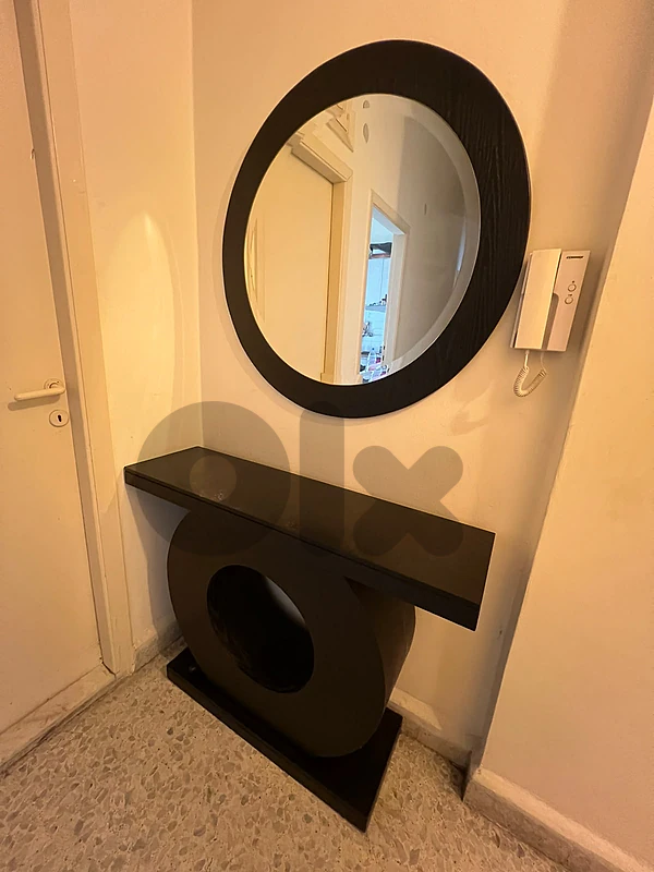 كونسول  مع مرآة دائرية كبيرة للبيع