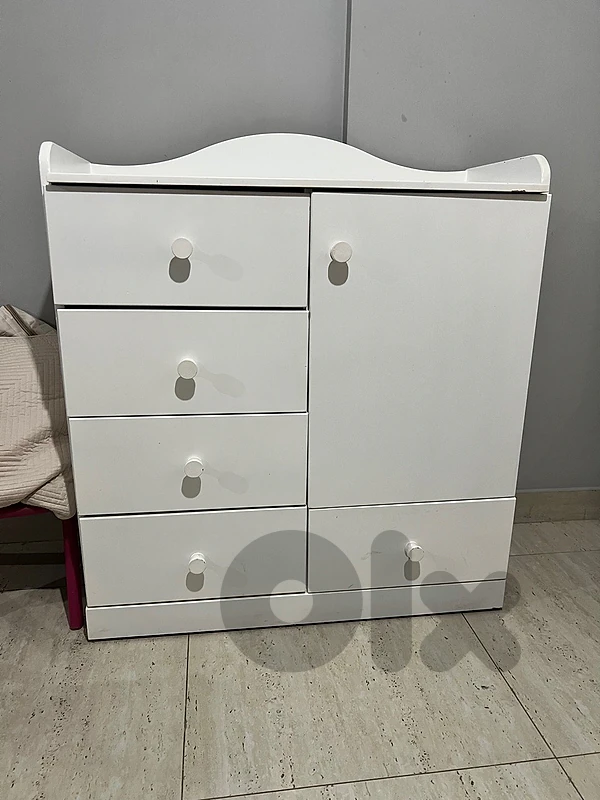 dresser vanity/ baby changing table