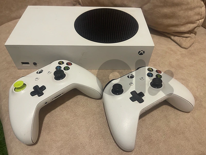 xbox series s with 2 controller mghayar fiya port hdmi bas kela tmm