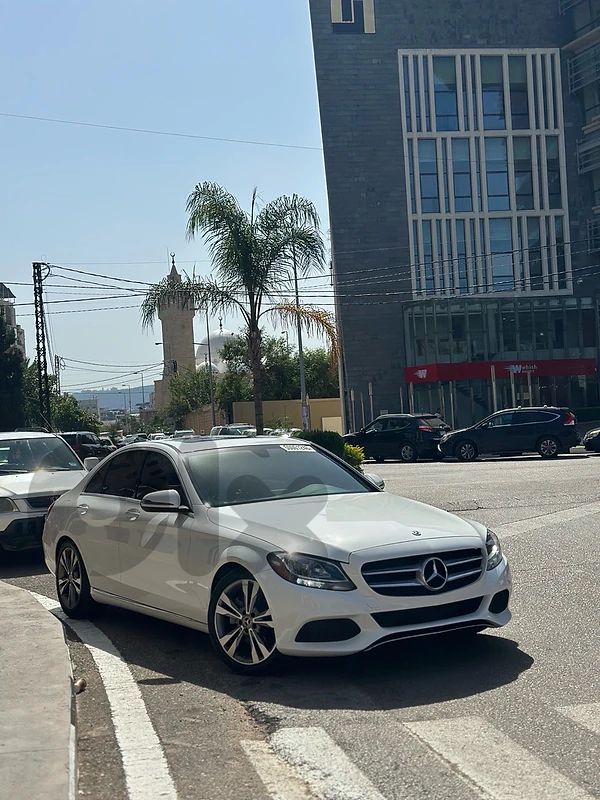 C-Class 2018 clean carfax✅