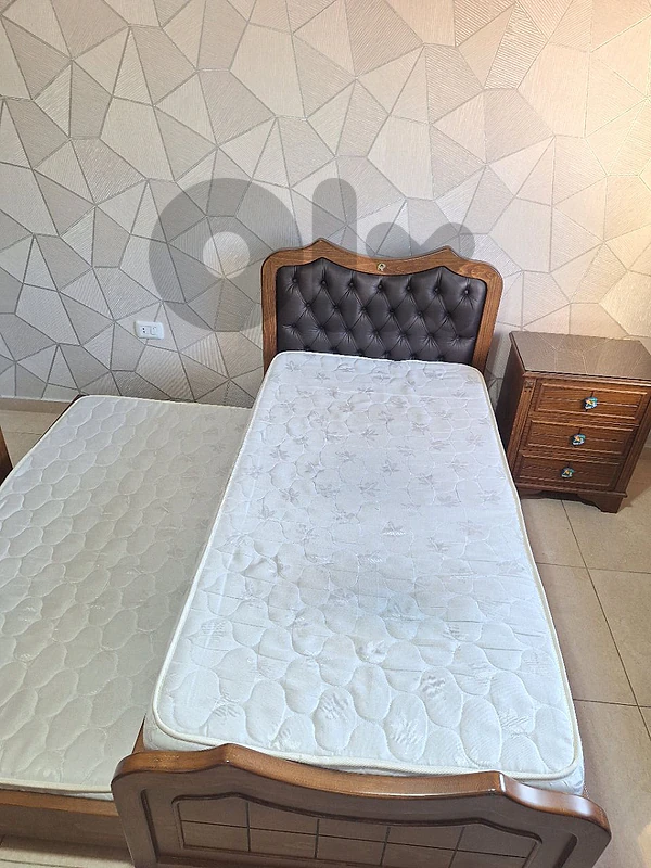 تخت خشب زين بحالة ممتازة