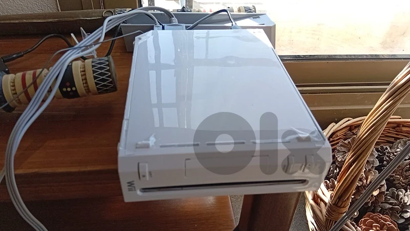 Used once wii + hard disk containing 35+ games super clean condition
