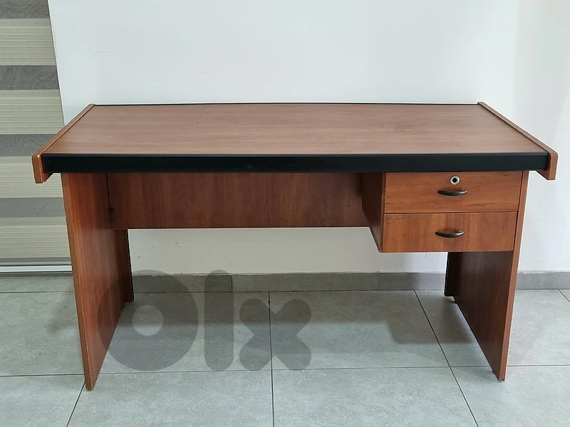 desk with chair مكتب مع كرسي