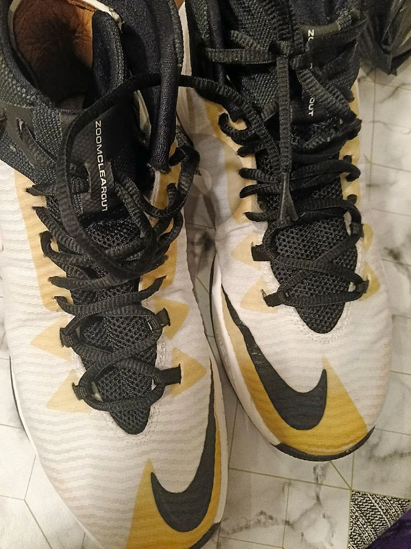حذاء كرة سلة أصلي من ماركة Nike موديل Zoom Clear Out.