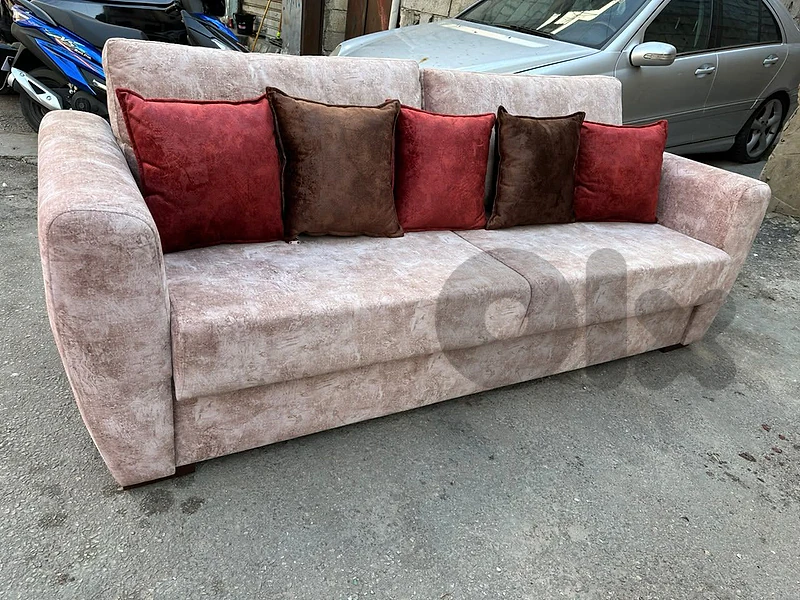 طقم كنبايات مودرن شبه جديد بفتح صندوق وتخت ثلاث قطع
