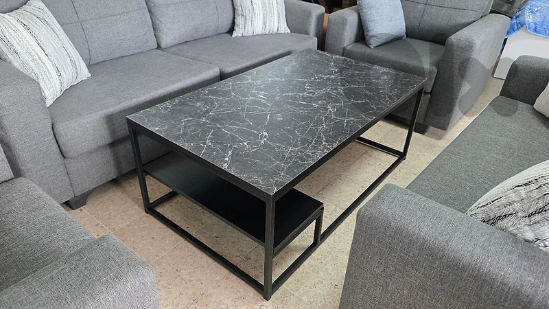 طاولة نصف للصالون.  . Center table
