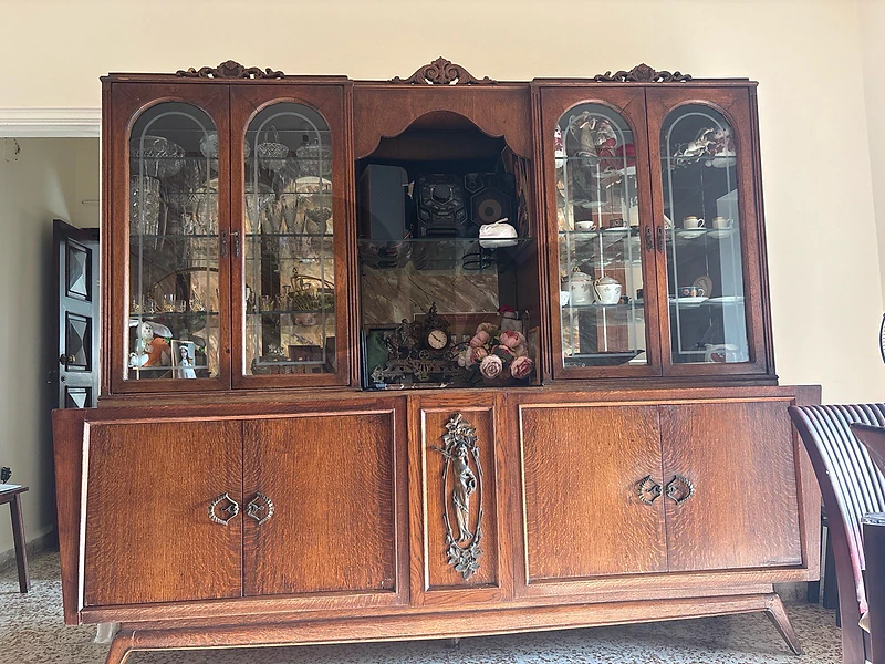 Elegant Vintage Wooden Dining Room Cabinet / Display Hutch