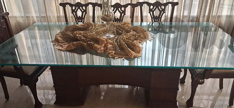 طاوله سفرا زجاج سماكه ٣ سنتم 240×120 مع ٨ كرسه خشب مسيف السع. ١٣٠٠