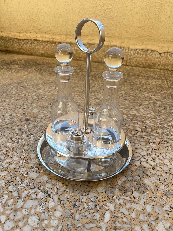 oil , vinegar , salt , holder