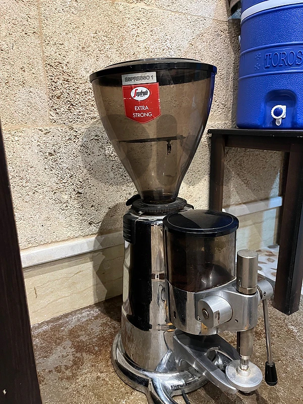 مطحنة قهوة إيطالية احترافية Coffema / Mazzer (هيكل كروم) بحالة ممتازة
