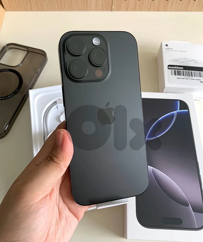 Selling Iphone 16 pro 128gb black