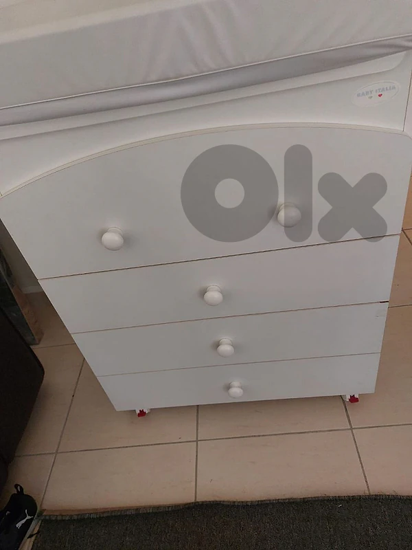 drawers +bathtub +changing table