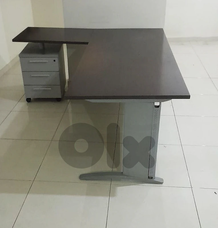 High Quality Office Desk مكتب خشب عالي الجودة