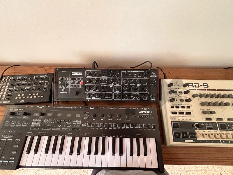 Moog Mavis, Behringer RD-9, Pro-800, Arturia KeyStep Pro Chroma