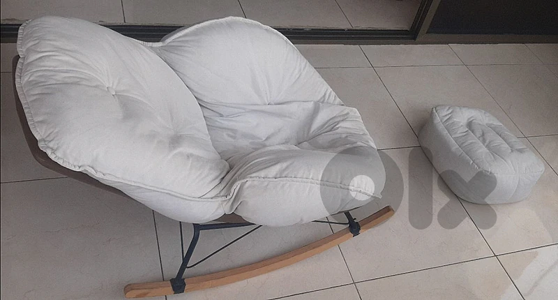 Modern upholstered reclining chair with tufted seat كرسي هزاز مودرن