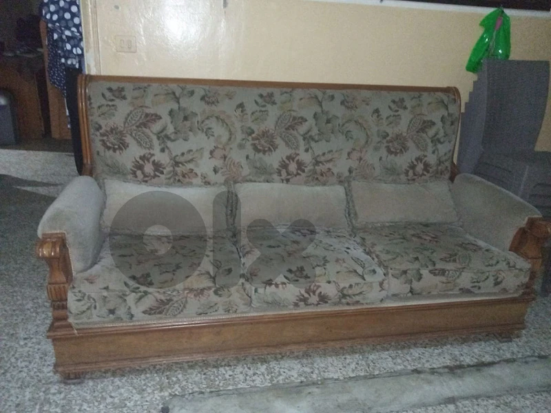 صالون مع طاولة بللبيع