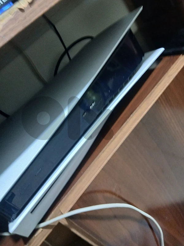 PS5 USED LIKE A NEW ma3 massekten (with 2 controllers)