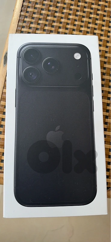 iphone 18 Pro closed in box