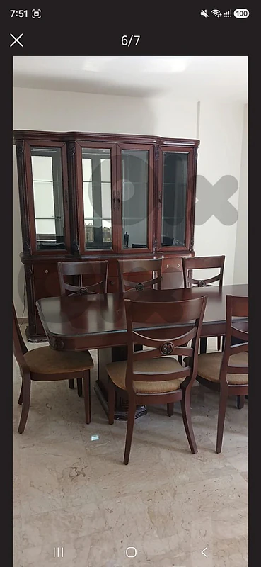 طاولة سفرة مع درسوار و ٨ كراسي
شبه جديدة