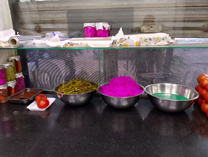 عدة مطعم للبيع