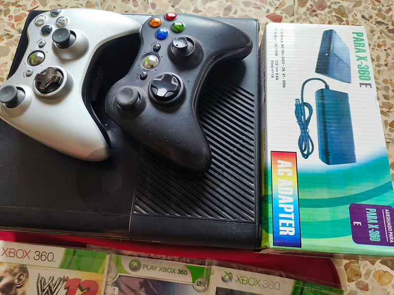 Xbox 360E with 4 CD