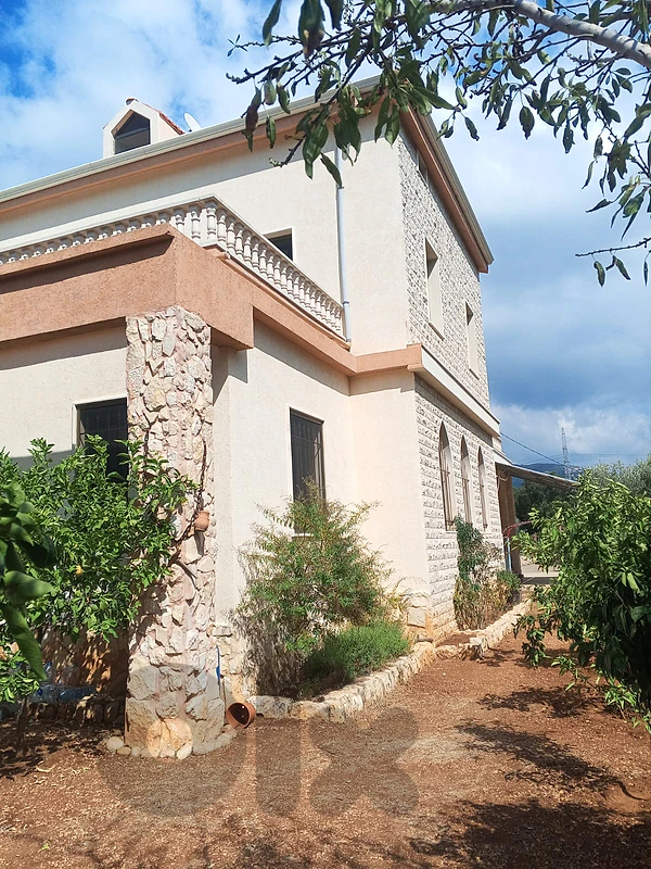 Villa for Sale in Debbieh – 1,170 sqm Land, 7 Bedrooms, Garden