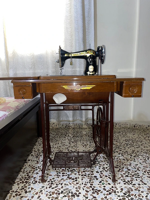 مكنة خياطة (تحفة اثرية قديمة جائت من سوريا الى لبنان عام ١٩٩٥ )