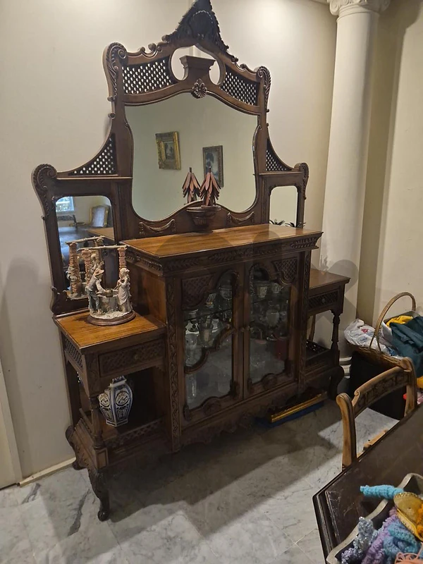 Antique-Style Carved Wooden Display Cabinet with Mirrors