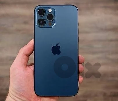 iphone 12 pro  كل شي شغال في ومعو كرتونة مغير شاشتو