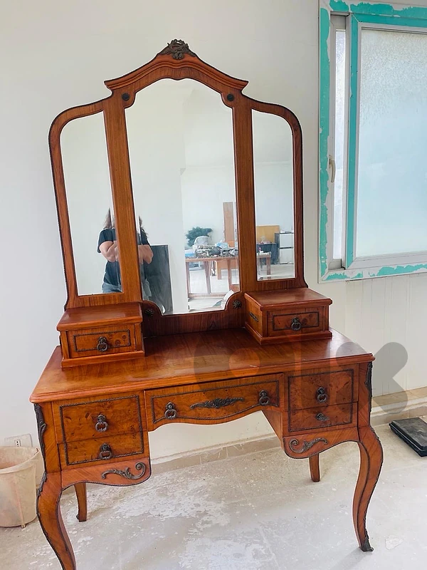 antique beauty table