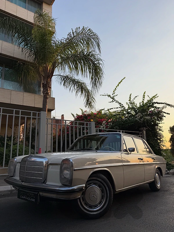 1969 Mercedes-Benz 200 W115 – Classic