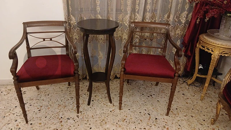 ٣ كراسي و طاولة