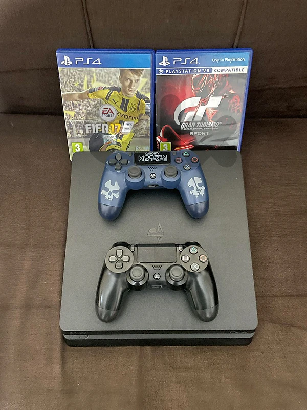 ps4 slim kitir ndifeh ma3ah 2 controller original w 2 cd