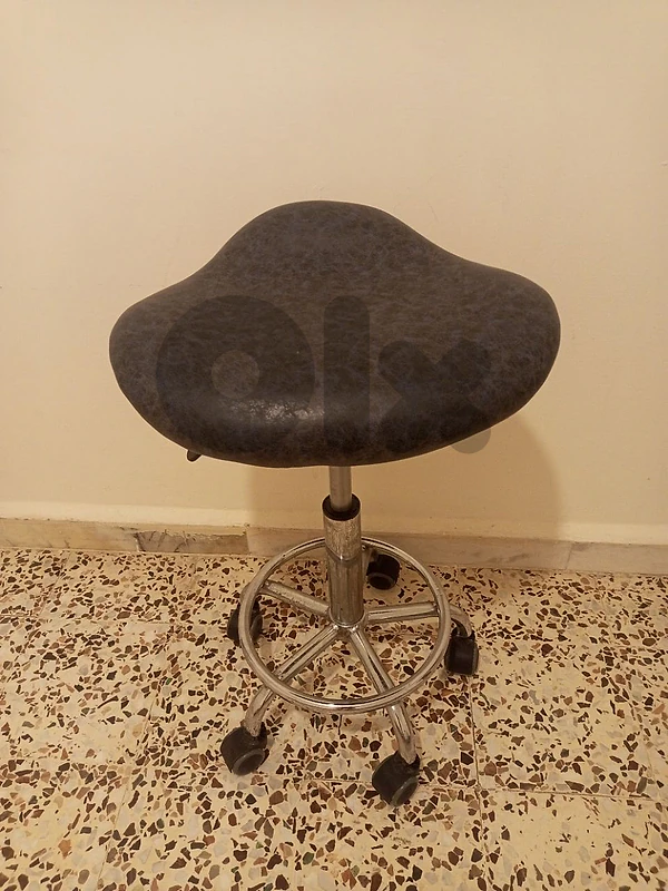 adjustable wheeled stool/كرسي متحرك