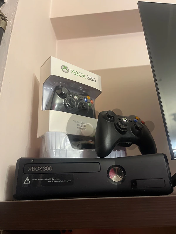 Xbox 360 Amazing condition + 3 Fully functional wireless controllers