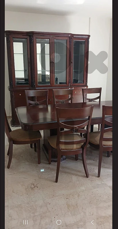 طاولة سفرة مع درسوار و ٨ كراسي
شبه جديدة