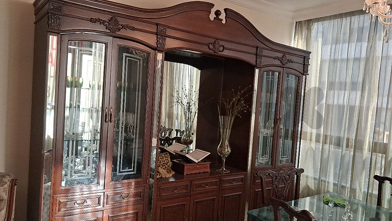 غرفه سفرا رائعه خشب مسيف سماكه زجاج ٣ سنتم 240/120 ٨ كراسه فترين 3500$