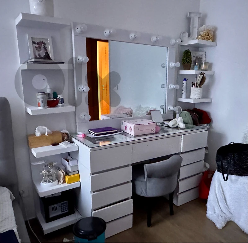 Vanity with 2 sets of Shelves