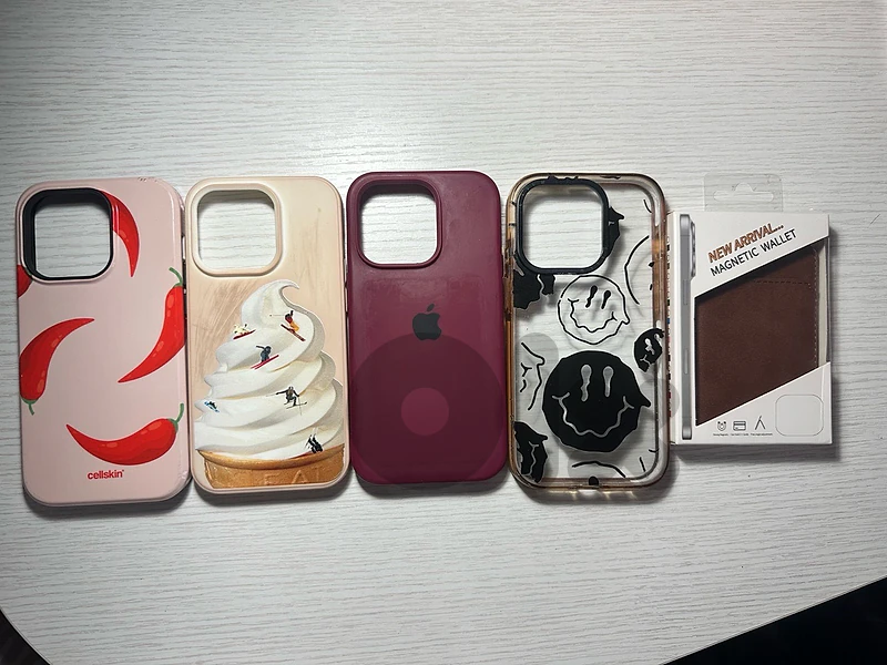 iPhone 14 Pro 256GB with 4 covers and 1 magnetic wallet iPhone 14 Pro 256GB with 4 covers and 1 magnetic wallet