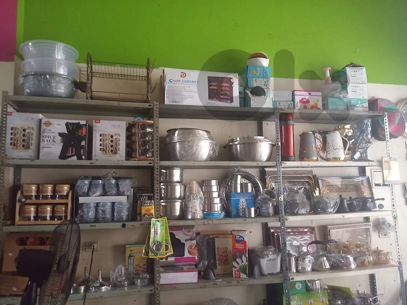 محل وان دولار وأدوات منزلية للبيع بكامل البضاعة والرفوف