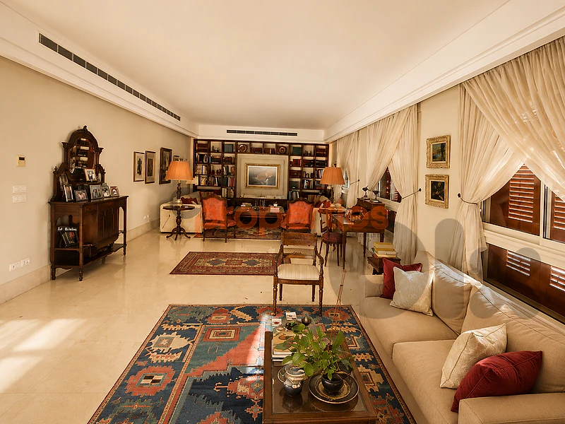 Apartment For Sale In Achrafieh شقة للبيع في الأشرفية CPBPK138